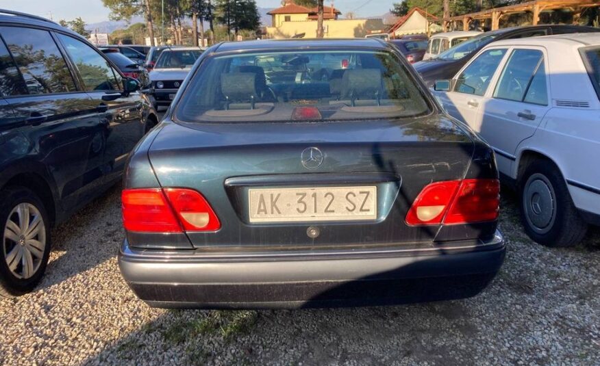 MERCEDES-BENZ E200