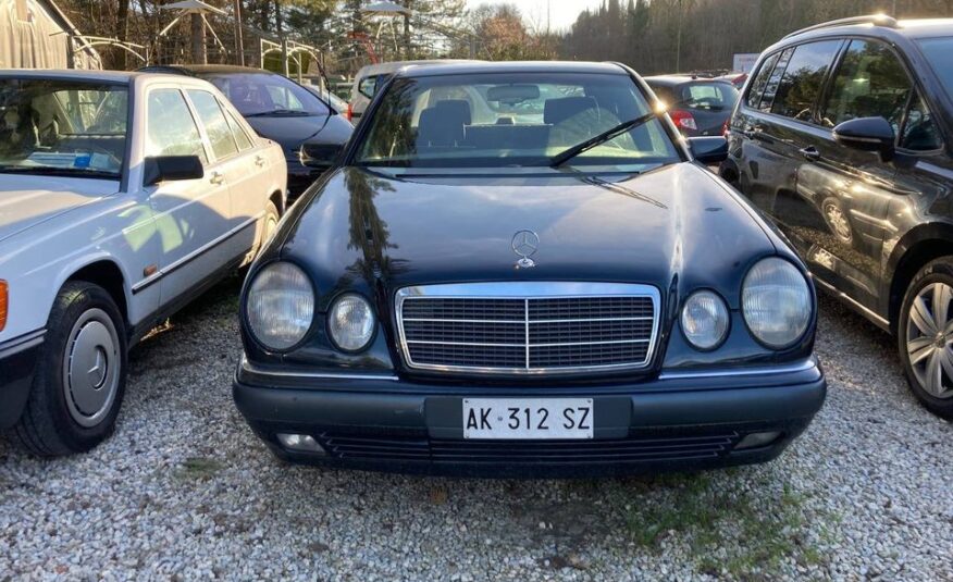 MERCEDES-BENZ E200