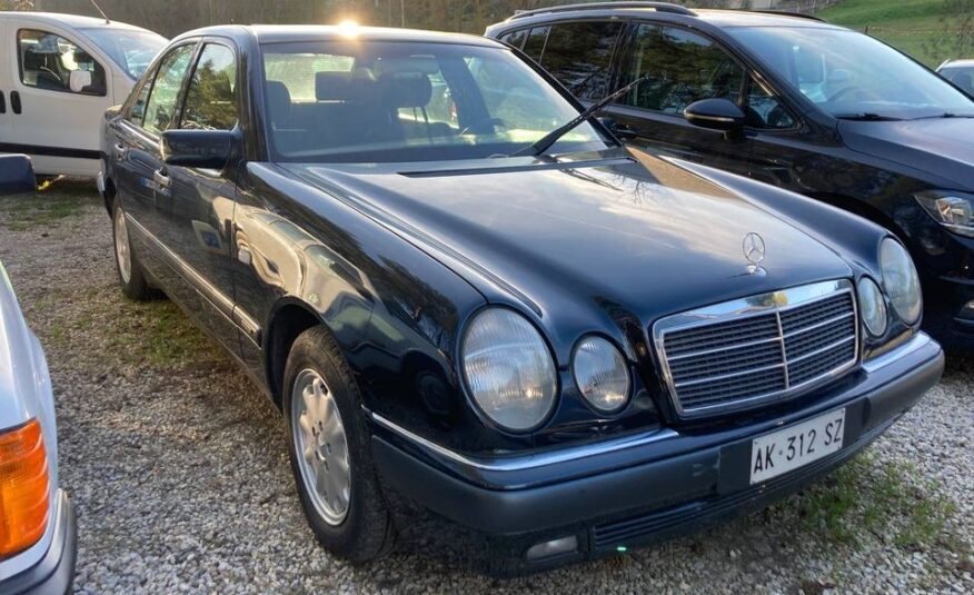 MERCEDES-BENZ E200