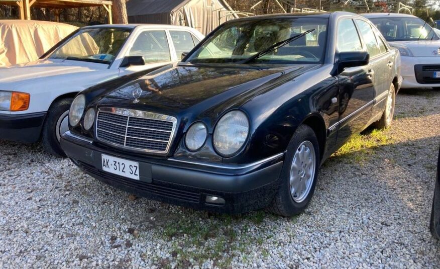 MERCEDES-BENZ E200